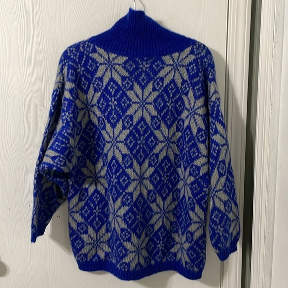 Benetton Vintage Asymmetrical Snowflake Pattern Sweater (Fits Like A Large/XL) - Picture 6 of 6